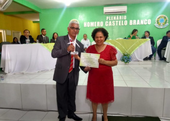 Vice-governadora Regina Sousa recebe o título de cidadã de Marcolândia